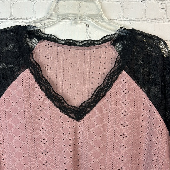 BloomChic Pink Eyelet & Black Lace Trim V Neck Short Sleeve Top Plus Siz… - Picture 4 of 6